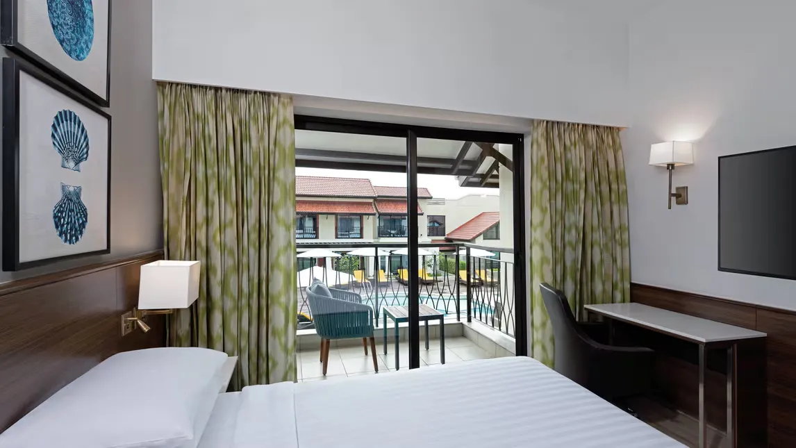 Deluxe, Guest room, 1 Queen, Pool view photo 1
