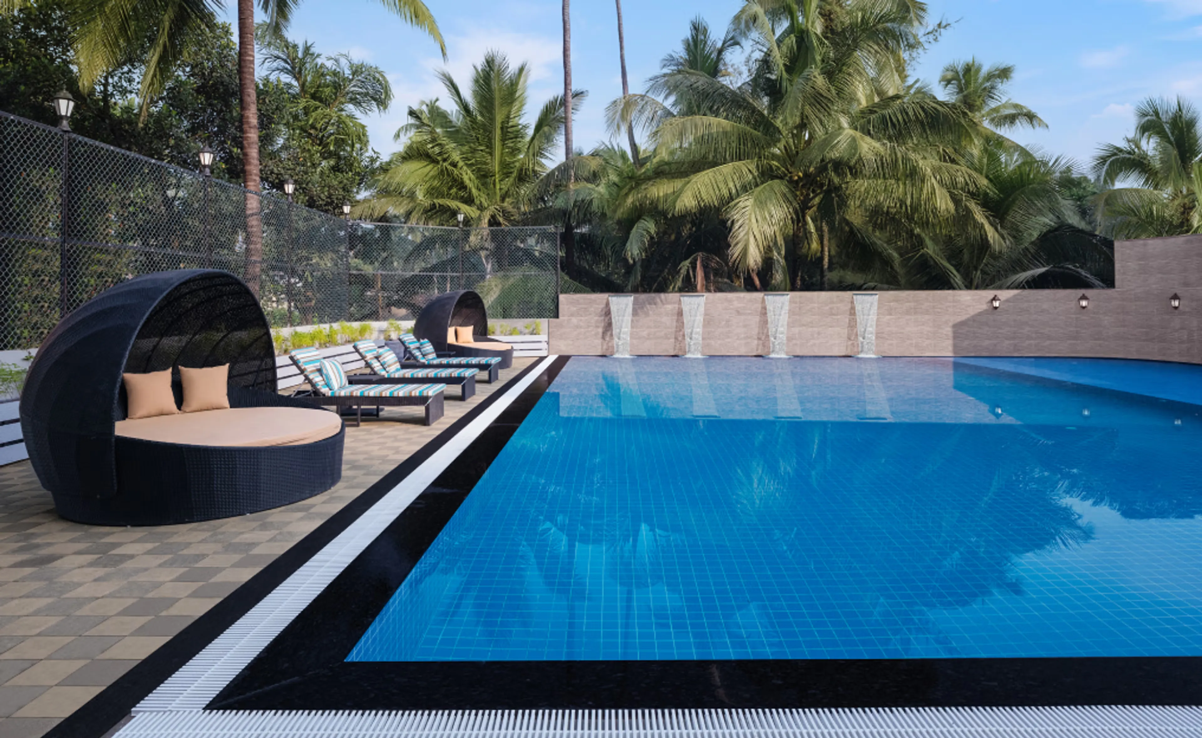 Luxe Queen Room With A Pool View photo 2