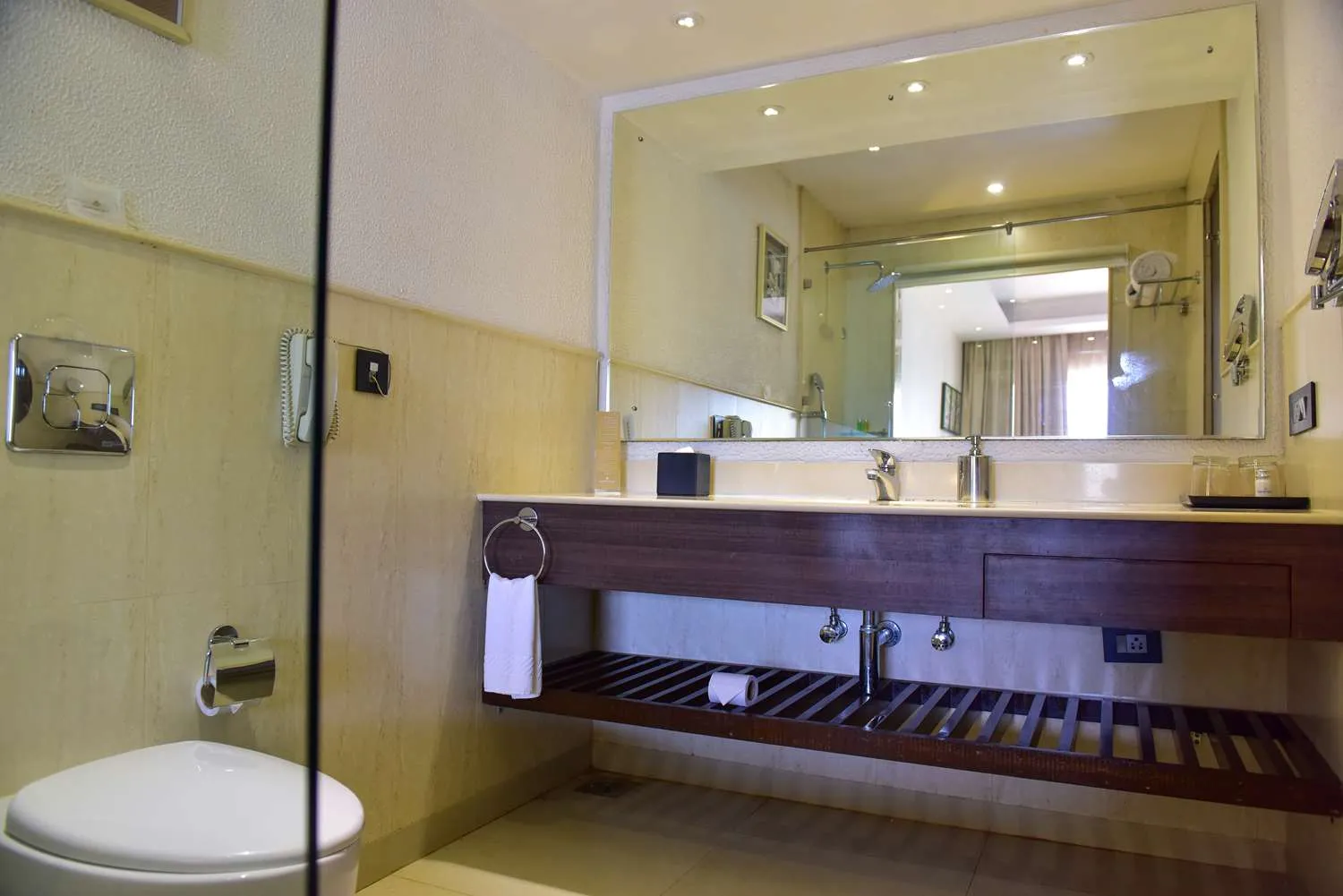 Superior Room (1 King Size Bed) photo 3