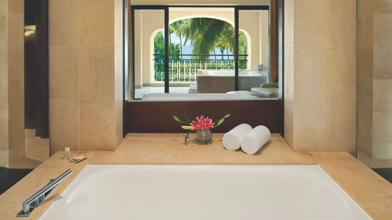Grand Executive Suite With Living Room and Balcony photo 4