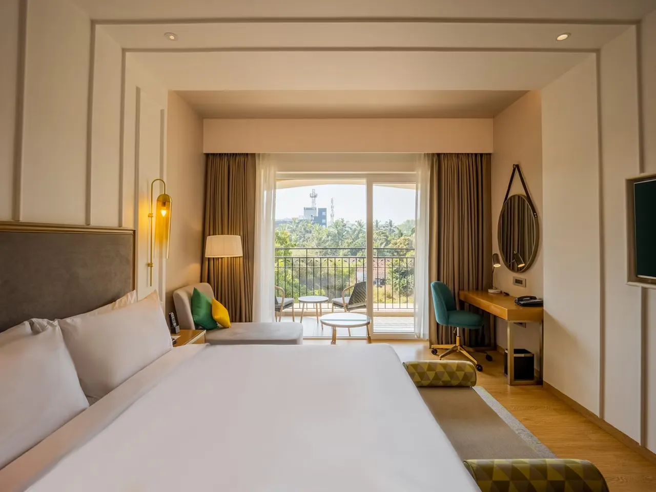 1 King Standard Balcony Room photo 4