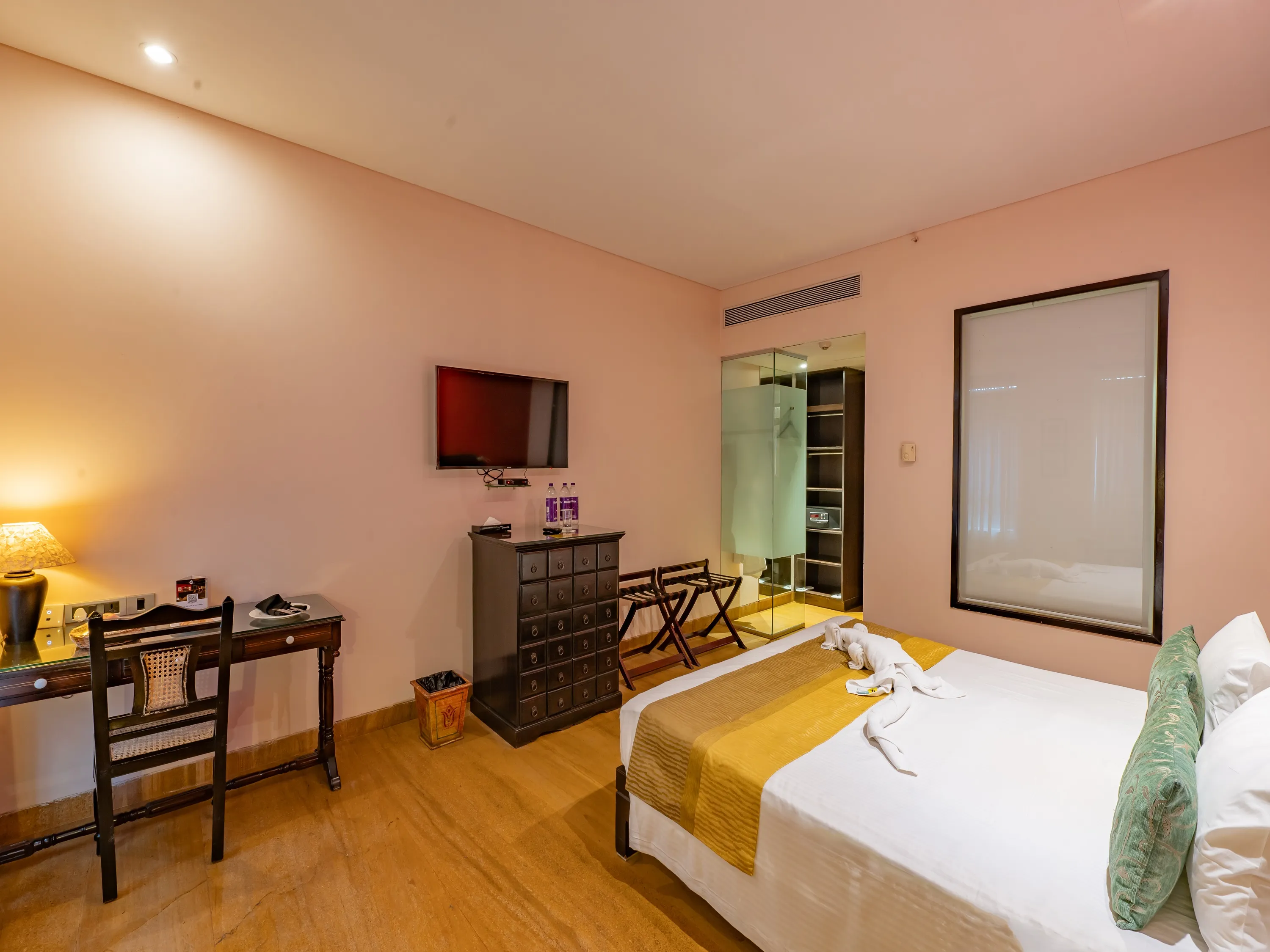 Courtyard Room King Bed with Bathtub photo 1