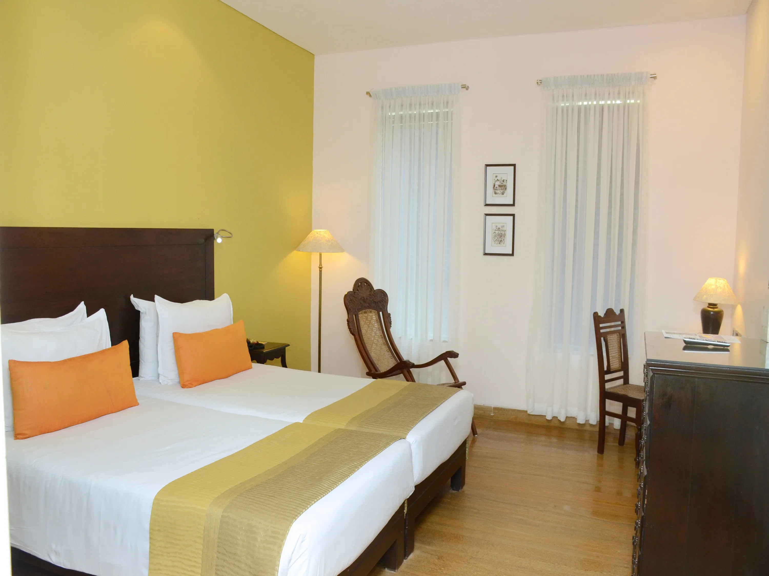 Courtyard Room Twin Bed with Bathtub photo 1