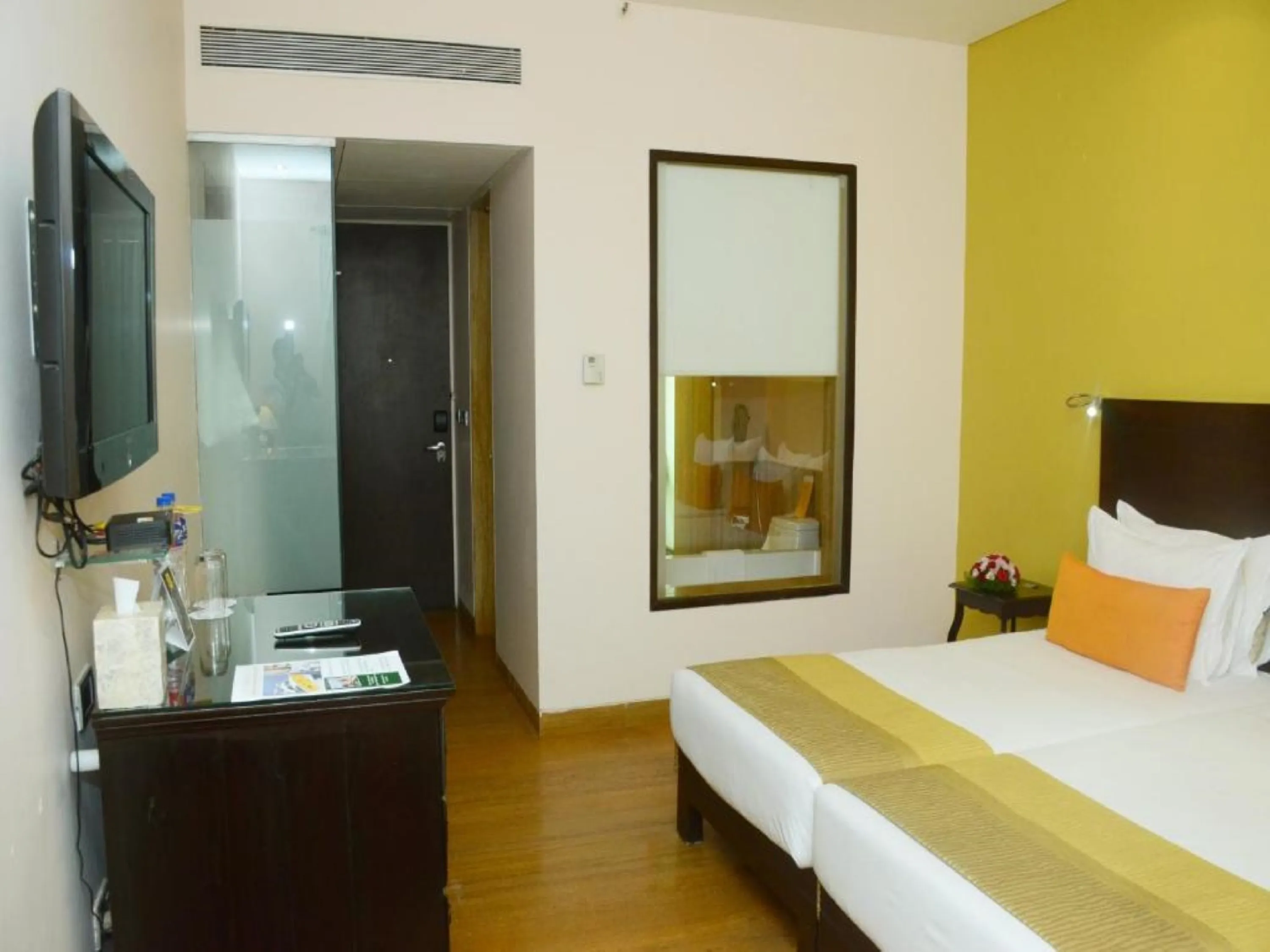 Courtyard Room Twin Bed with Bathtub photo 3