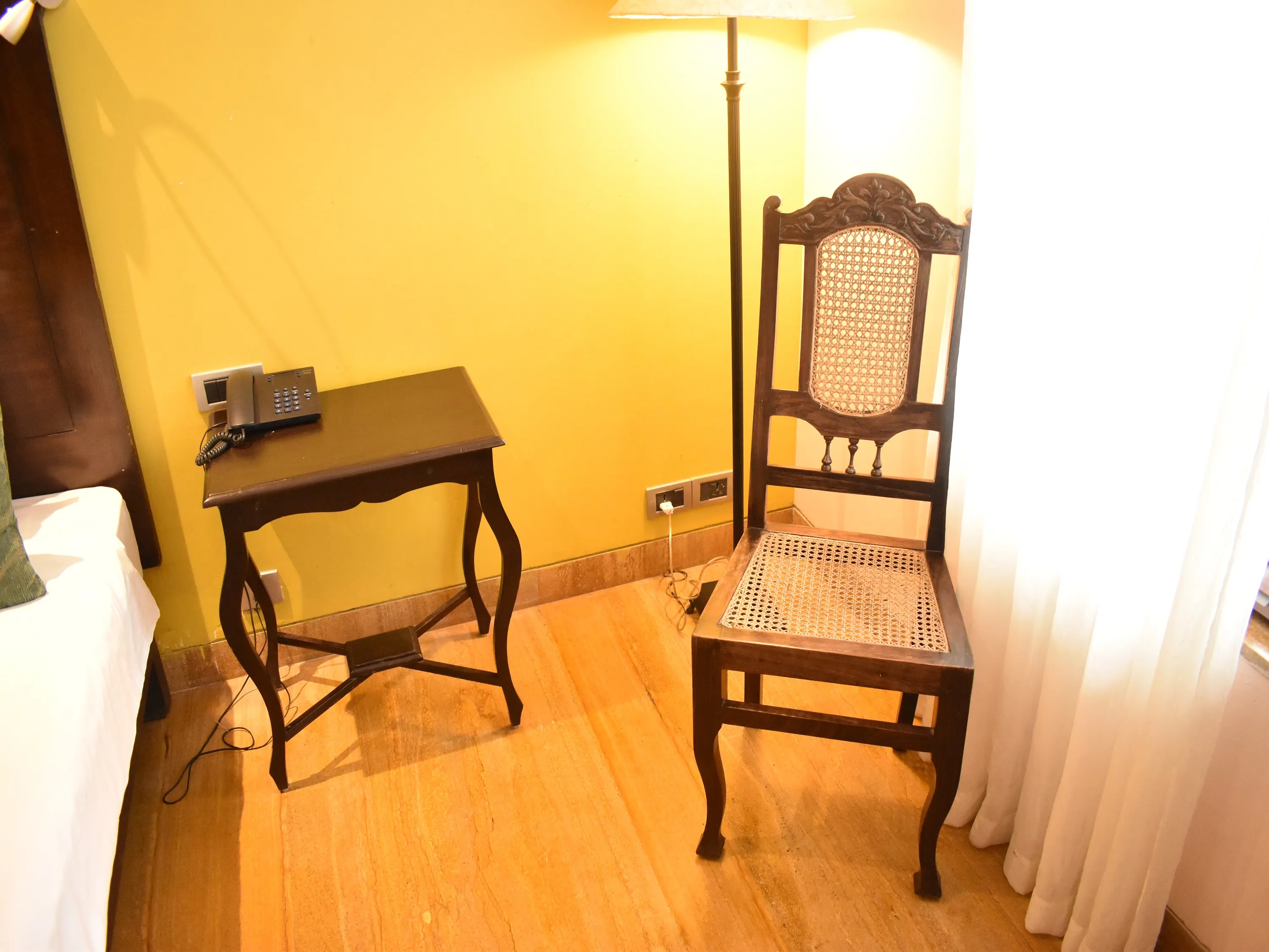 Courtyard Room Twin Bed with Bathtub photo 7