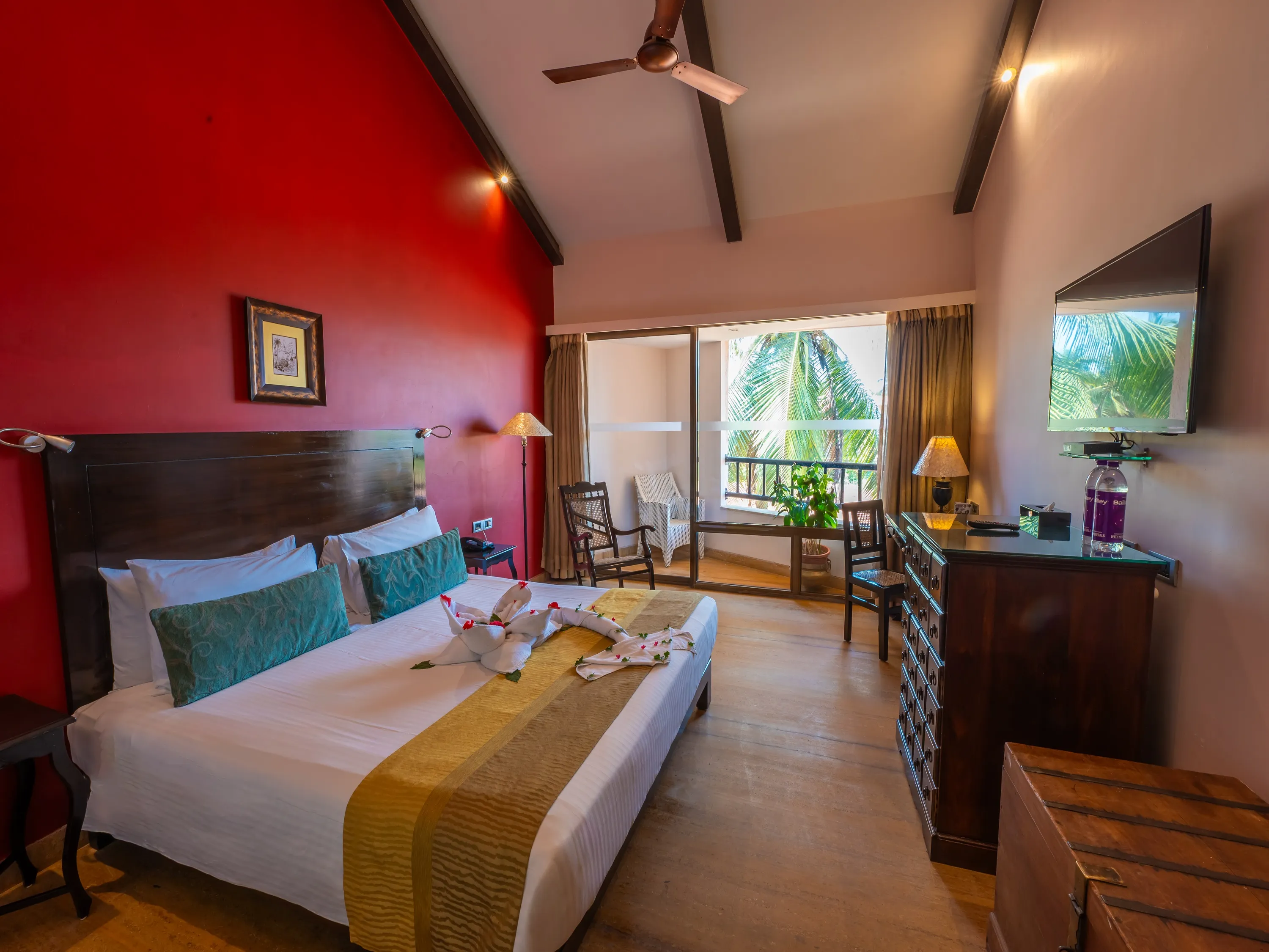 Deluxe Room - King Bed with Balcony & Bathtub photo 1