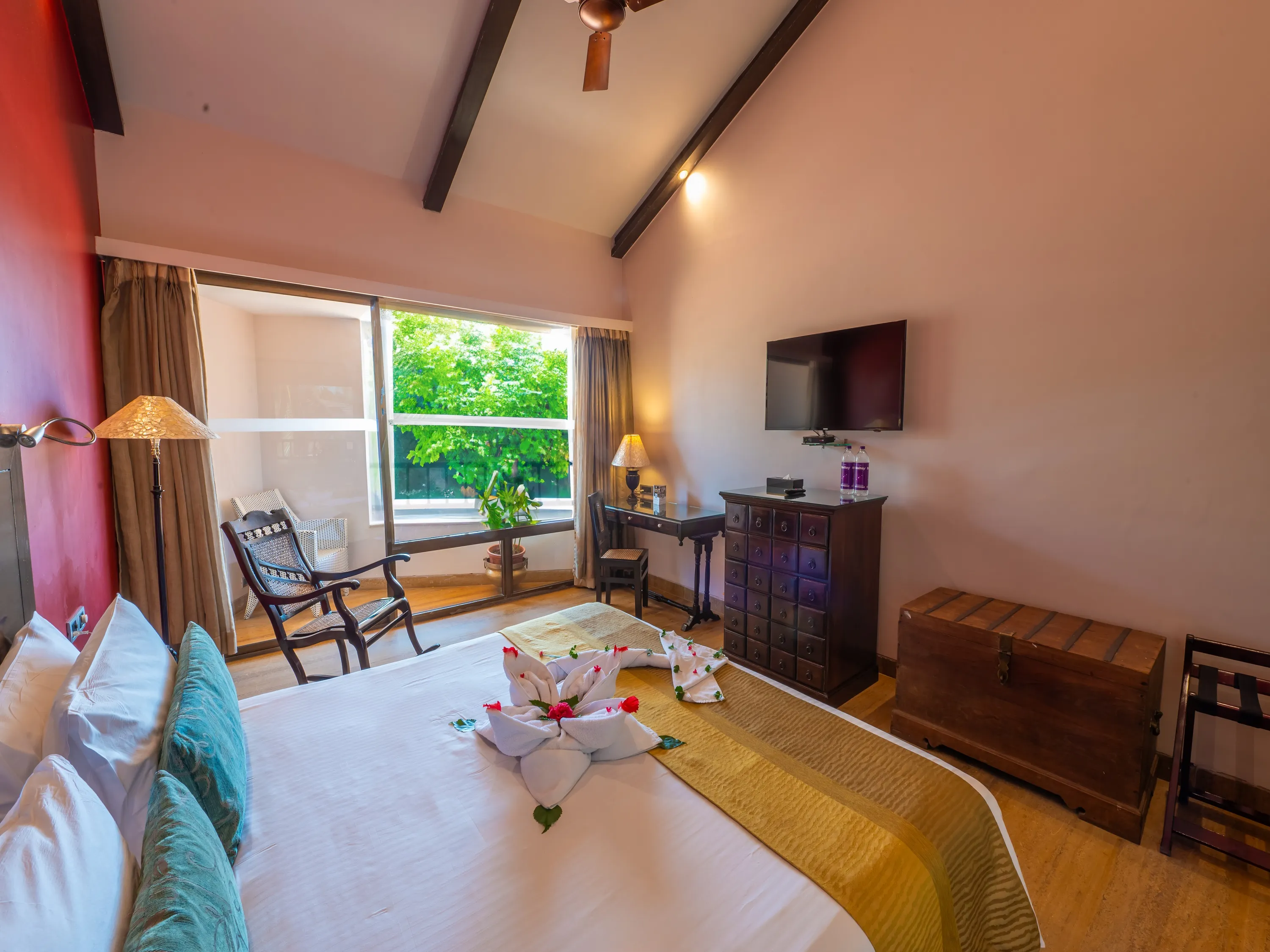 Deluxe Room - King Bed with Balcony & Bathtub photo 2