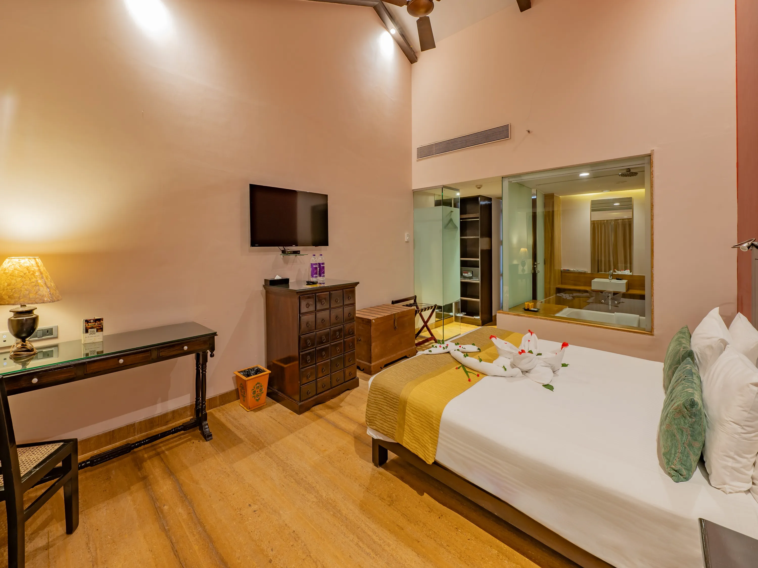 Deluxe Room - King Bed with Balcony & Bathtub photo 3