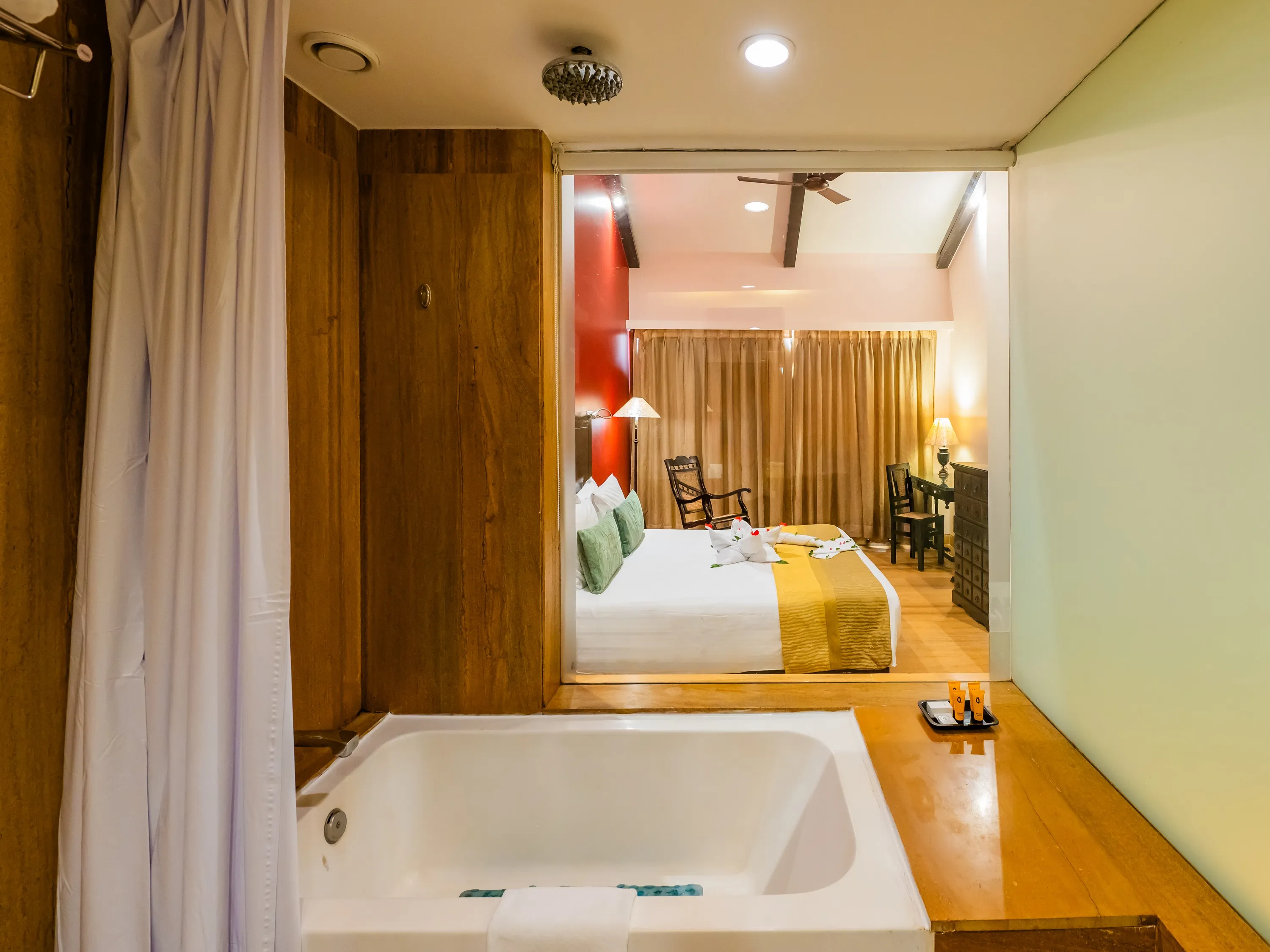Deluxe Room - King Bed with Balcony & Bathtub photo 4