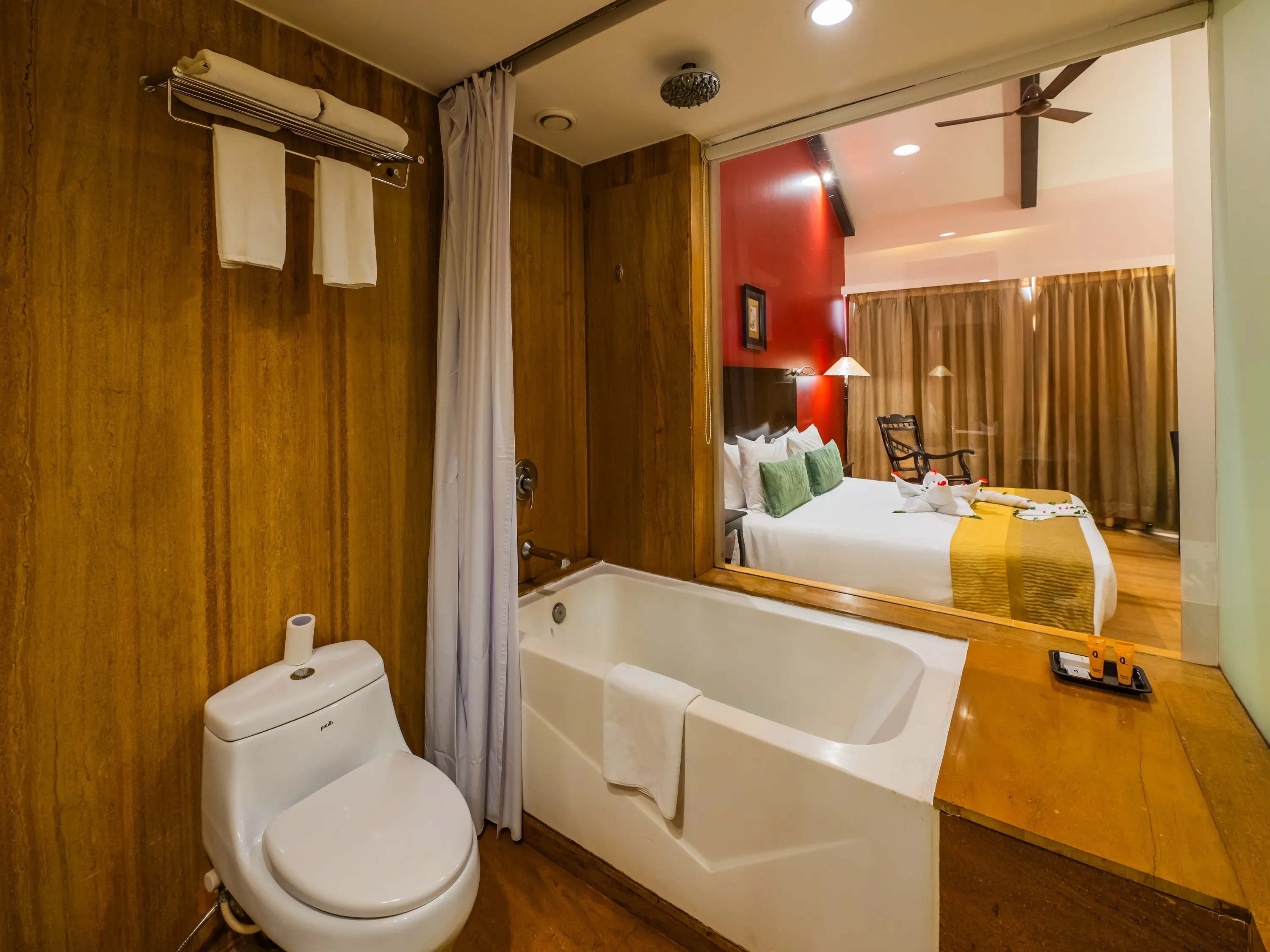 Deluxe Room - King Bed with Balcony & Bathtub photo 5