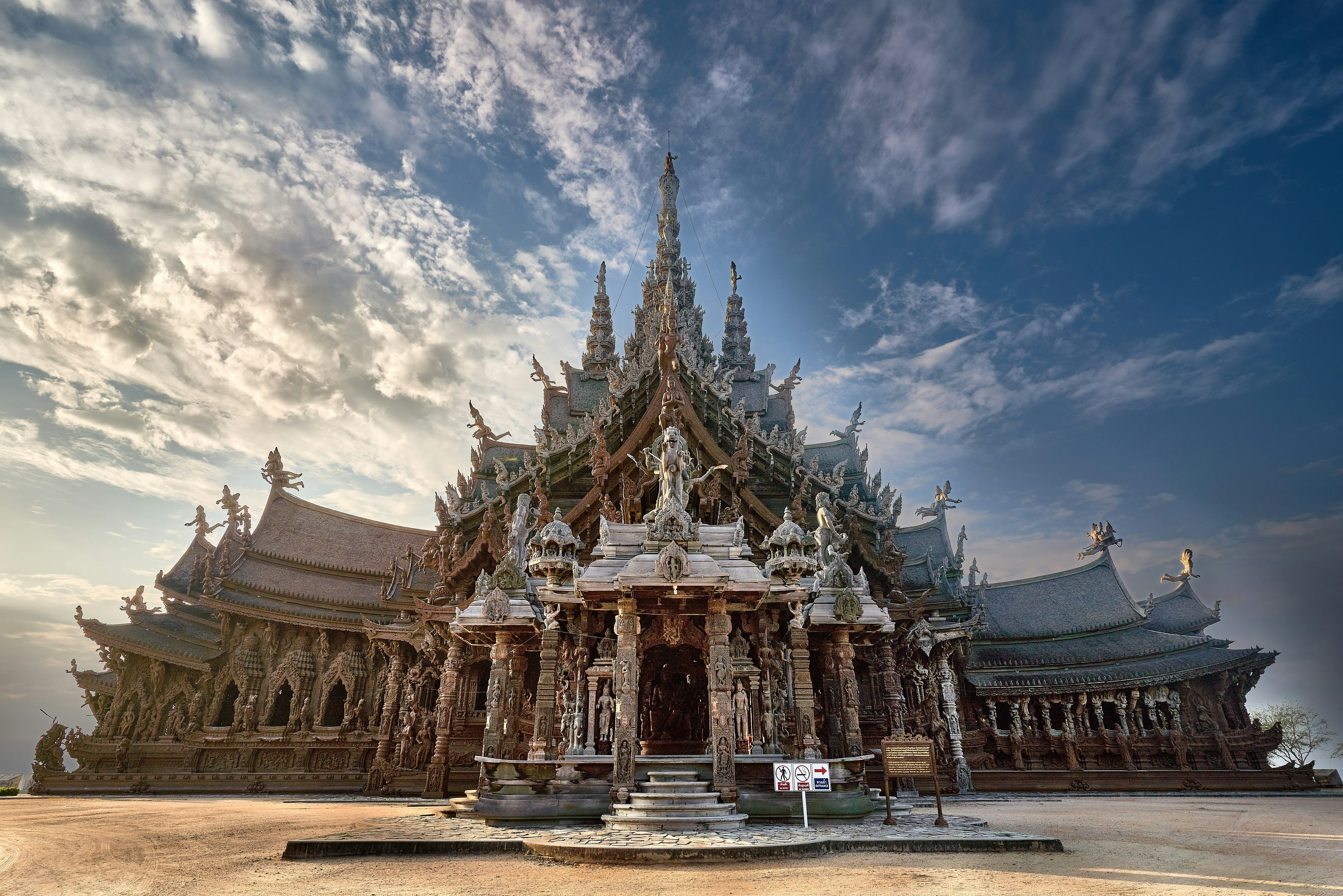 Sanctuary of Truth & Pattaya City Tour