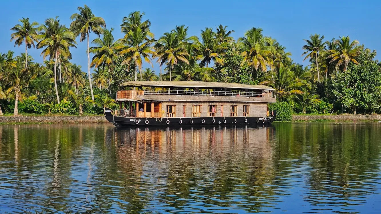 Kumarakom — Bird & Boat