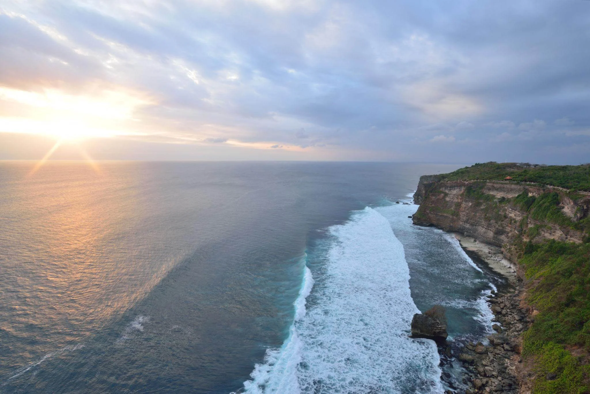 View around Pura Uluwatu cliff with pavilion and blue sea